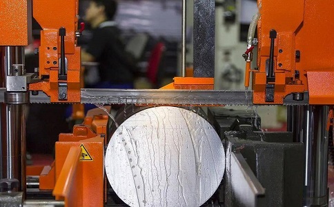 新干立式金属带锯床切削出现跑带故障解决方法！